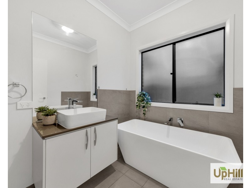 11  Langshan Road, Clyde North VIC 3978