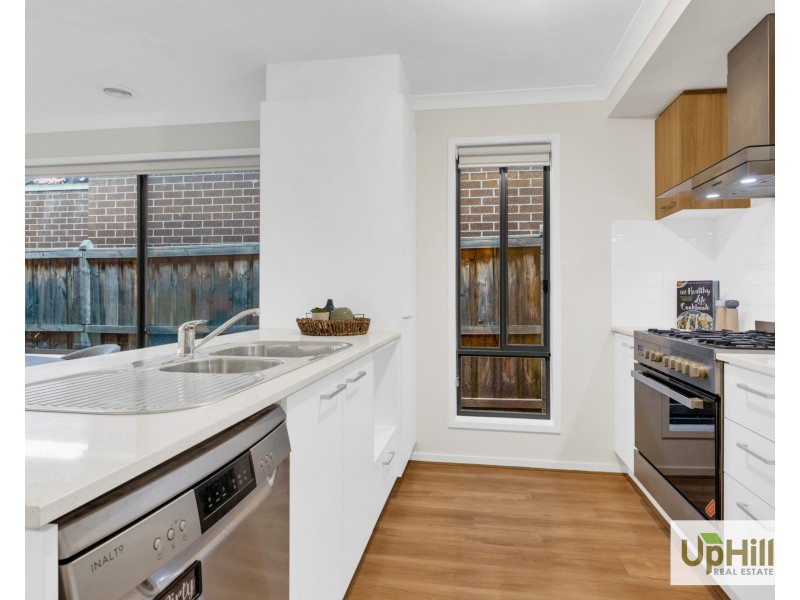 10  Abbeyard Drive, Clyde VIC 3978