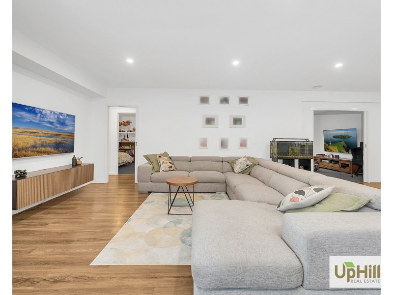 36 Bellhaven Circuit, Clyde North VIC 3978