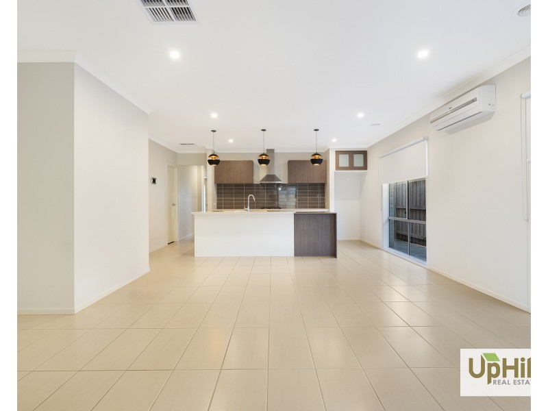 8 Guineas Street, Cranbourne East VIC 3977