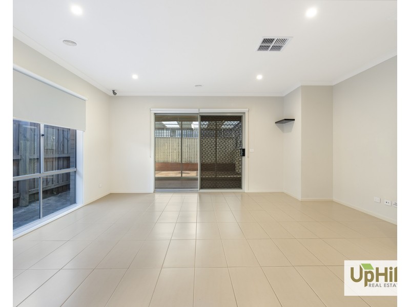 8 Guineas Street, Cranbourne East VIC 3977