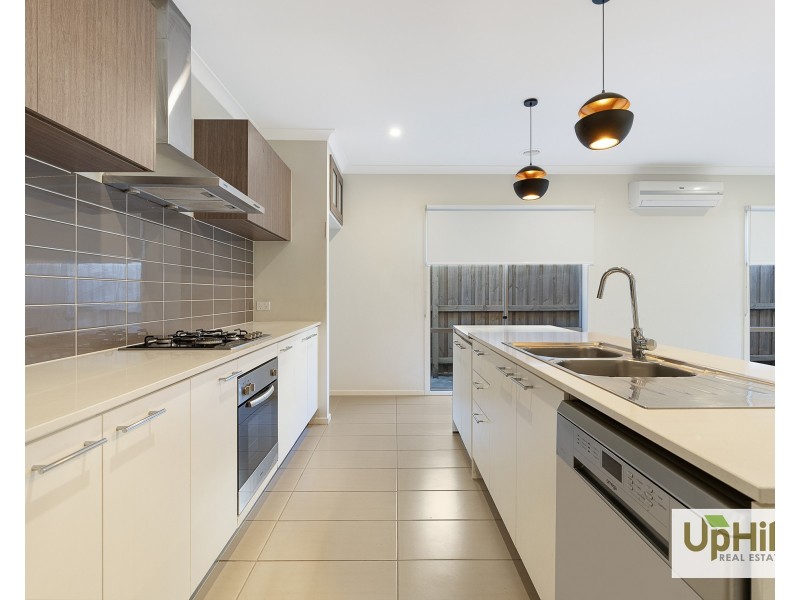 8 Guineas Street, Cranbourne East VIC 3977