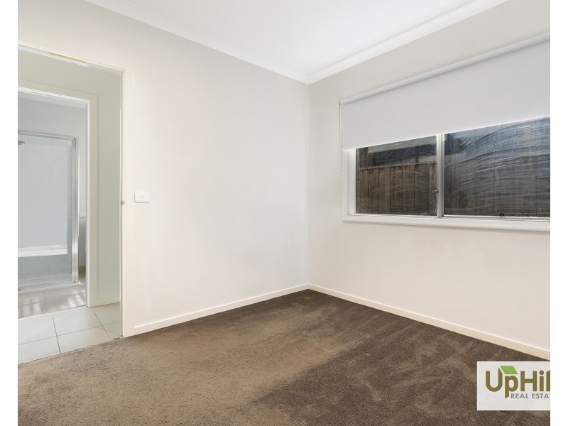 8 Guineas Street, Cranbourne East VIC 3977