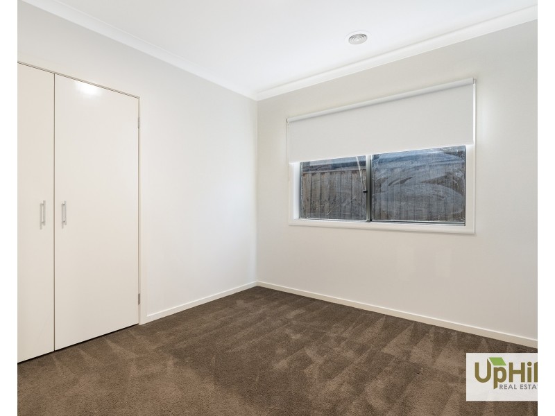 8 Guineas Street, Cranbourne East VIC 3977