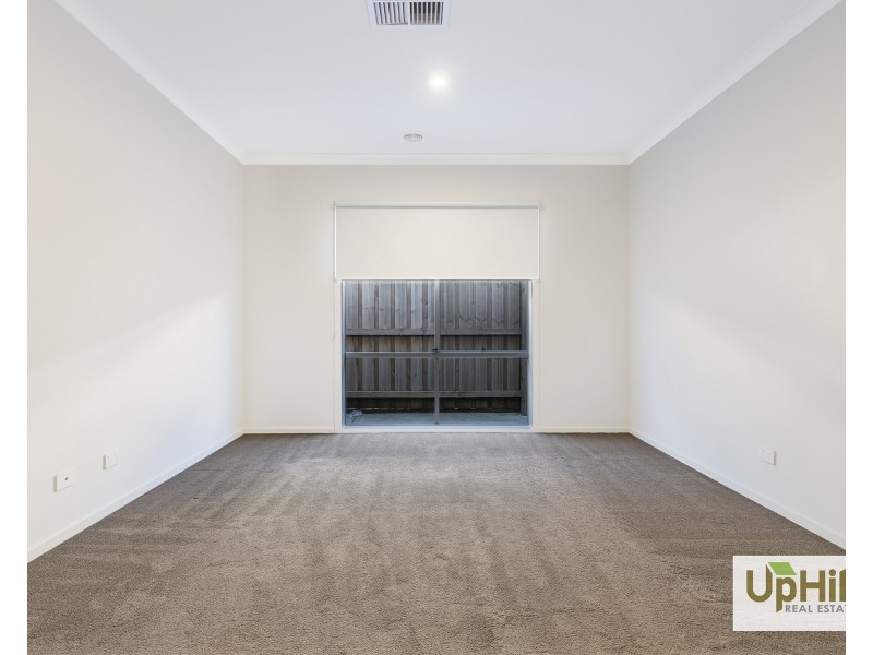 8 Guineas Street, Cranbourne East VIC 3977