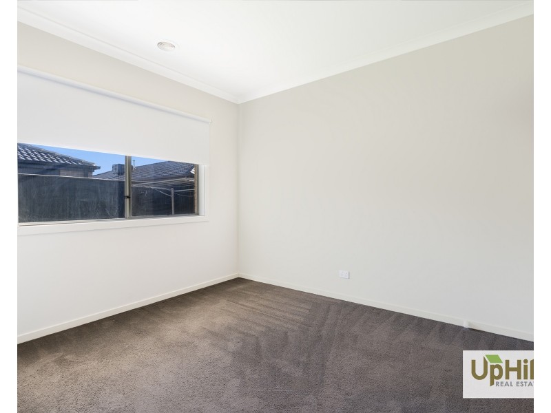 8 Guineas Street, Cranbourne East VIC 3977
