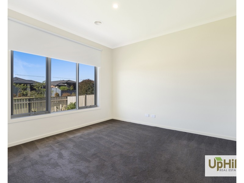 8 Guineas Street, Cranbourne East VIC 3977