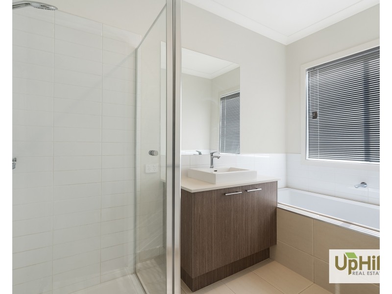 8 Guineas Street, Cranbourne East VIC 3977