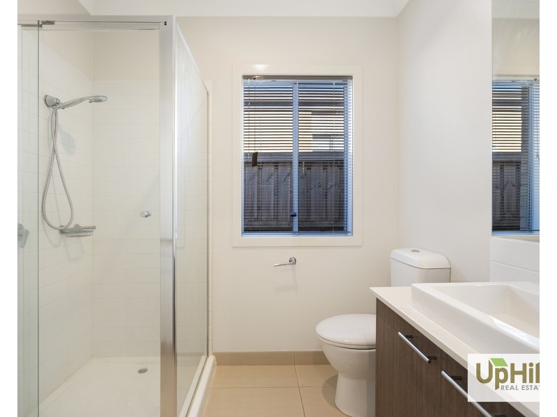 8 Guineas Street, Cranbourne East VIC 3977