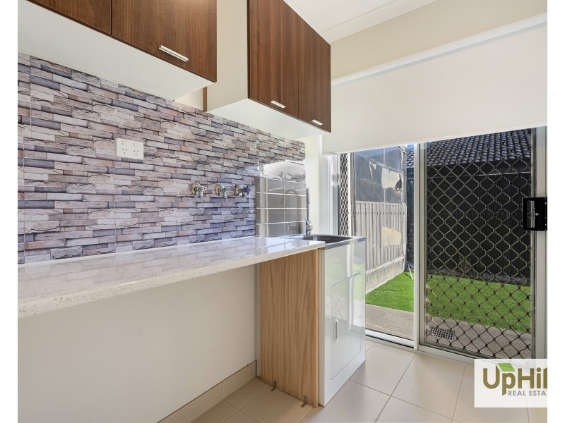 8 Guineas Street, Cranbourne East VIC 3977