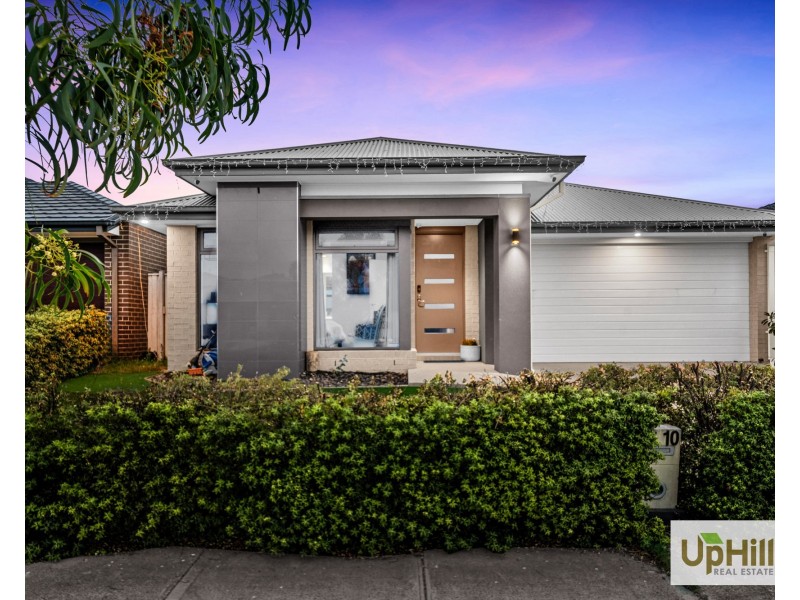 10 Savage Way, Clyde North VIC 3978