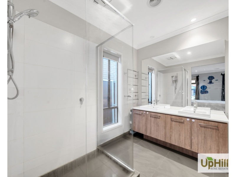 10 Savage Way, Clyde North VIC 3978