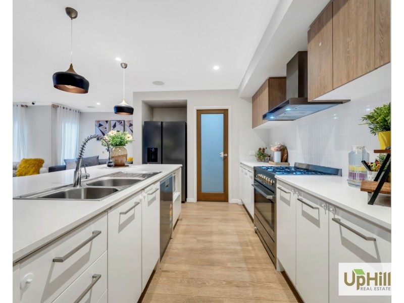 10 Savage Way, Clyde North VIC 3978