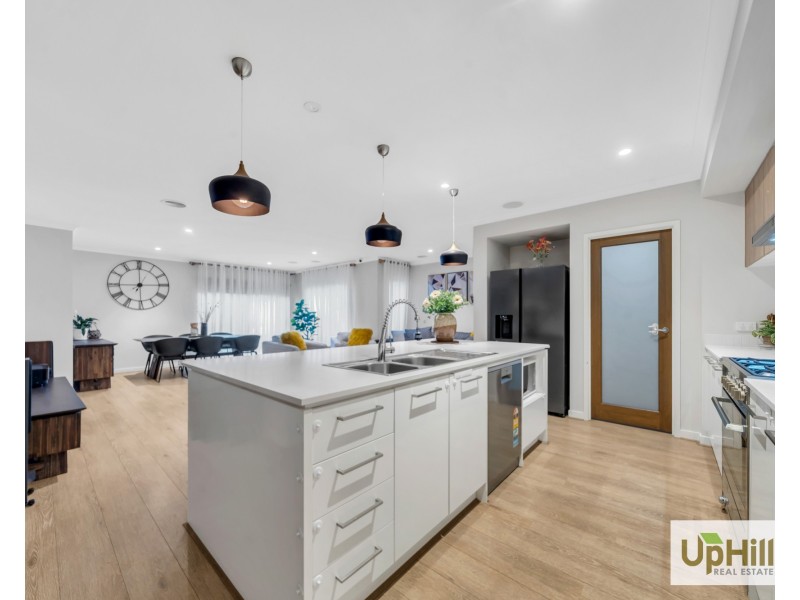 10 Savage Way, Clyde North VIC 3978