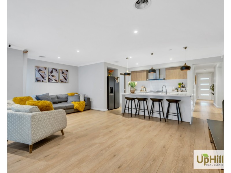 10 Savage Way, Clyde North VIC 3978