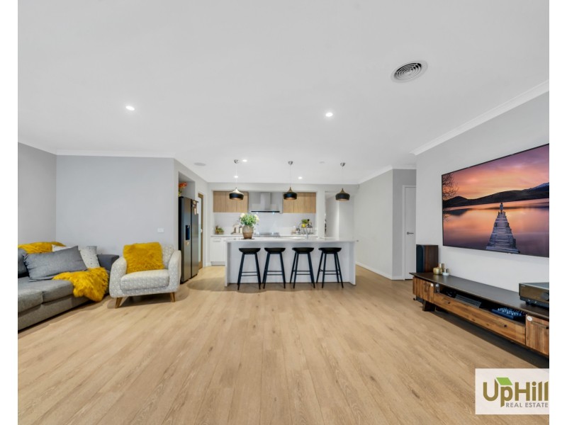 10 Savage Way, Clyde North VIC 3978