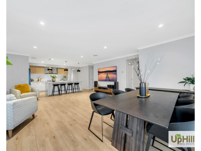 10 Savage Way, Clyde North VIC 3978