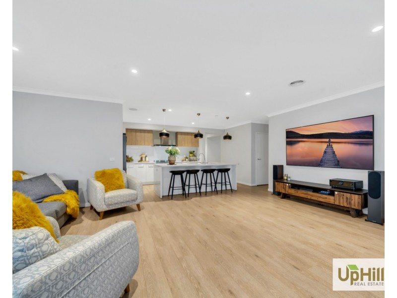 10 Savage Way, Clyde North VIC 3978