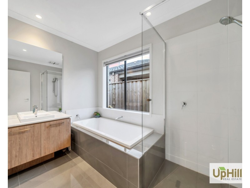 10 Savage Way, Clyde North VIC 3978