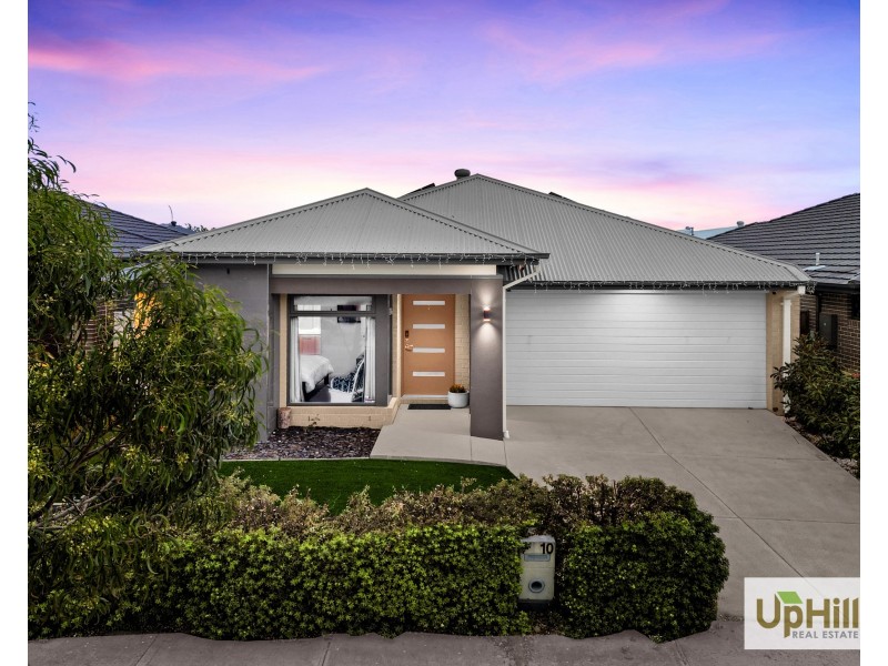 10 Savage Way, Clyde North VIC 3978