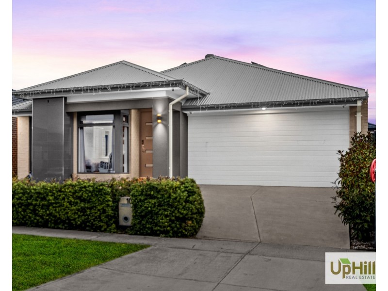 10 Savage Way, Clyde North VIC 3978