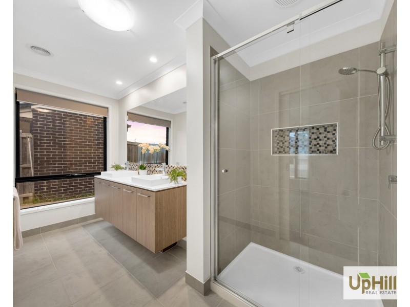 4 Hollybush Avenue, Clyde VIC 3978