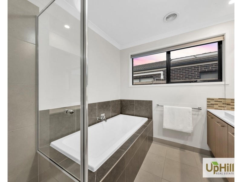 4 Hollybush Avenue, Clyde VIC 3978