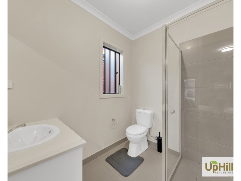 9 Langshan Road, Clyde North VIC 3978