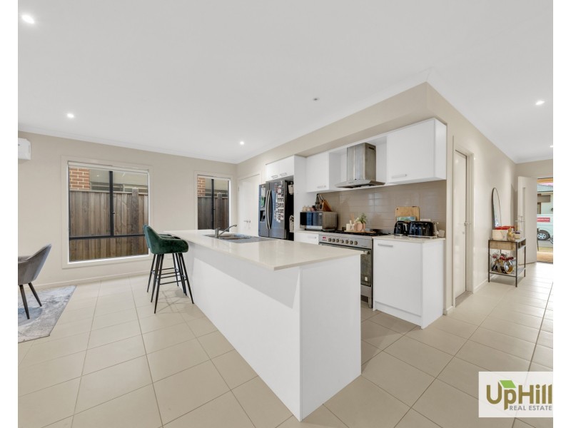 9 Langshan Road, Clyde North VIC 3978