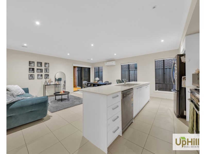 9 Langshan Road, Clyde North VIC 3978