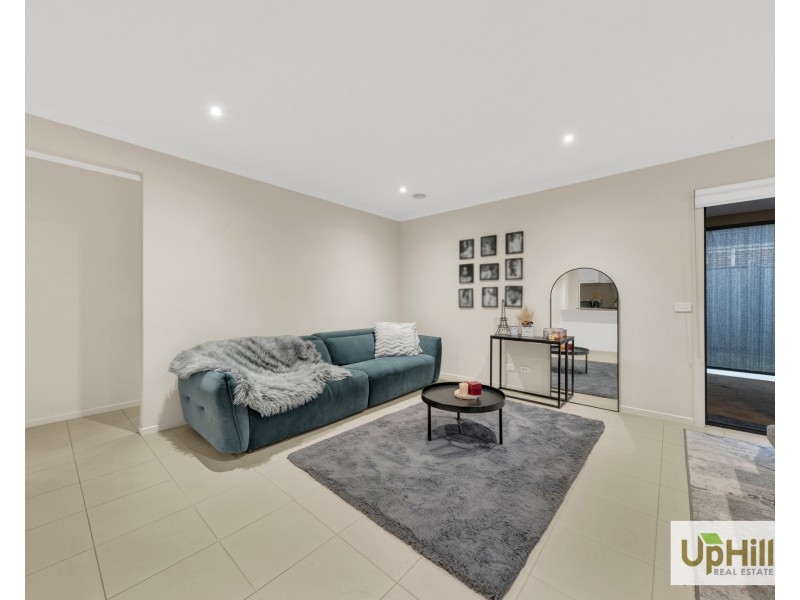 9 Langshan Road, Clyde North VIC 3978