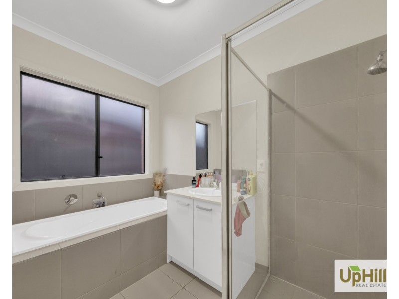 9 Langshan Road, Clyde North VIC 3978