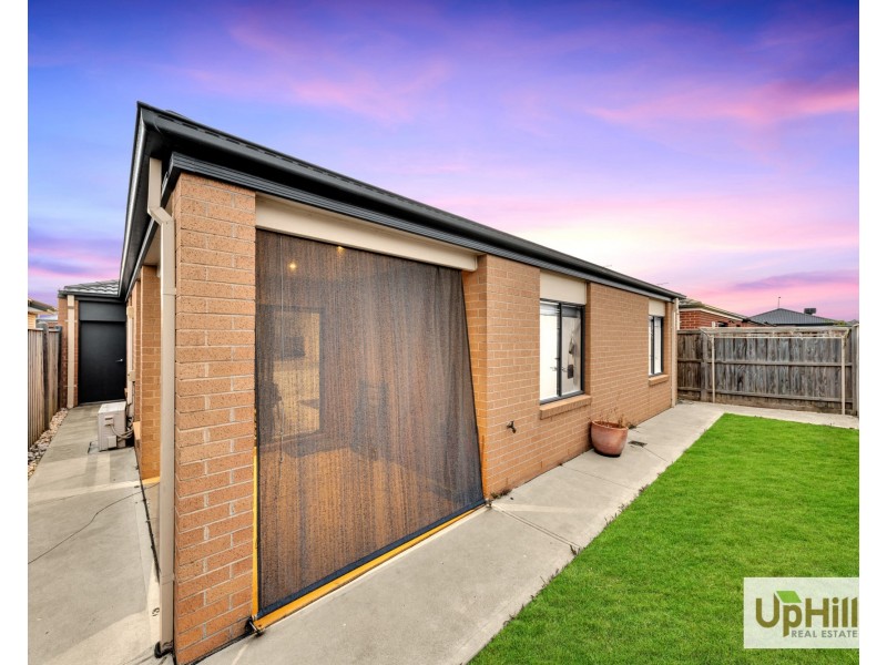 9 Langshan Road, Clyde North VIC 3978