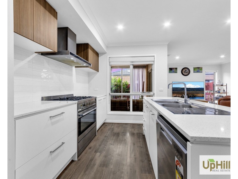 7 Undara Road, Clyde North VIC 3978