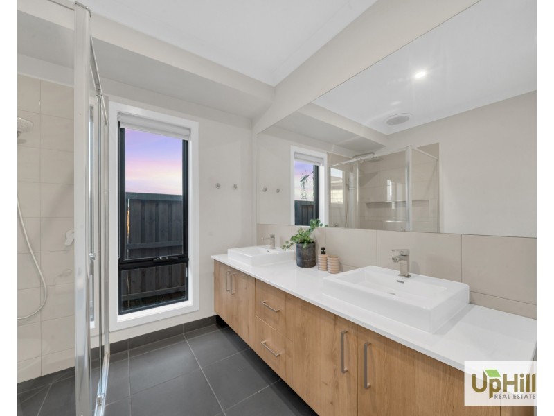 28 Carradale Road, Clyde North VIC 3978