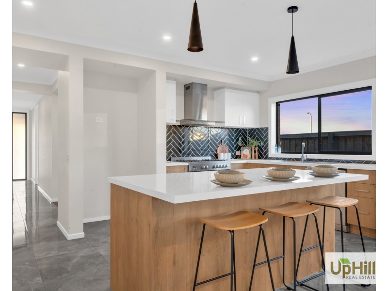 28 Carradale Road, Clyde North VIC 3978