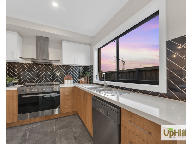 28 Carradale Road, Clyde North VIC 3978