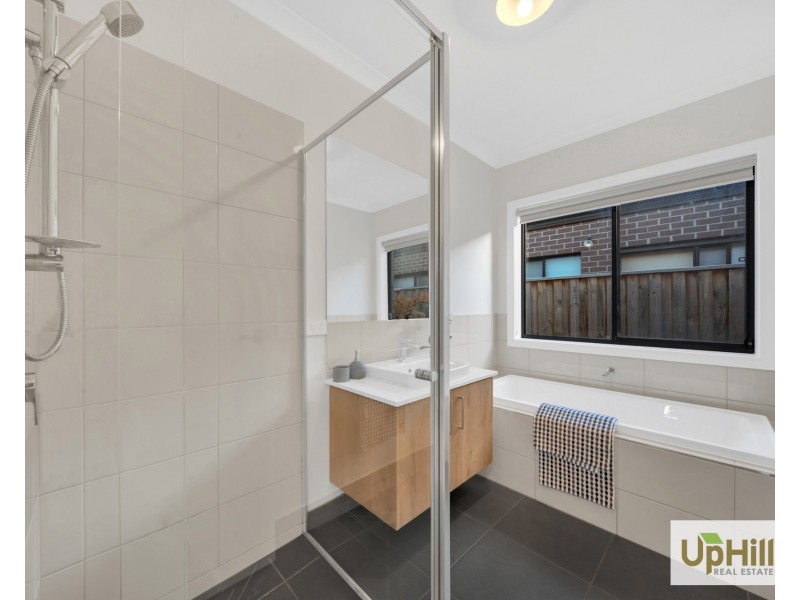 28 Carradale Road, Clyde North VIC 3978