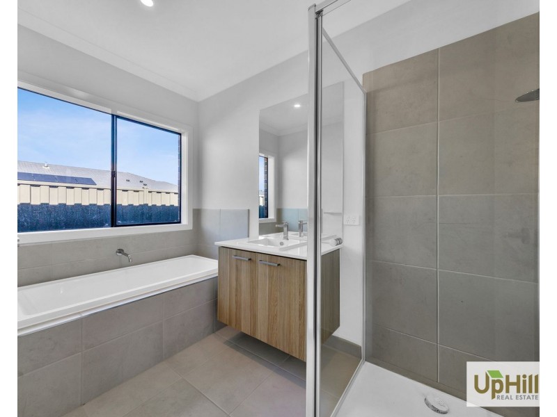 6 Ambition Way, Clyde North VIC 3978