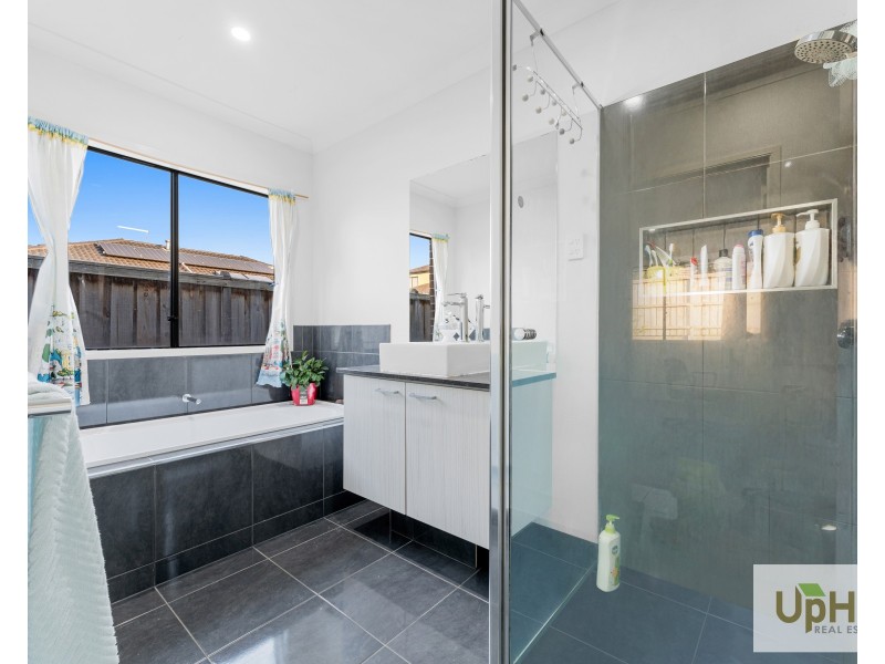 33 Westbourne street, Clyde North VIC 3978