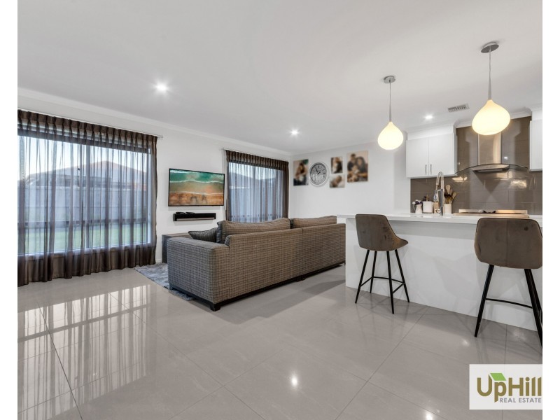 27 Picnic Avenue, Clyde North VIC 3978