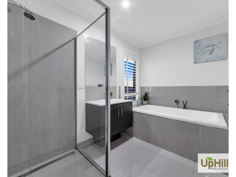 27 Picnic Avenue, Clyde North VIC 3978