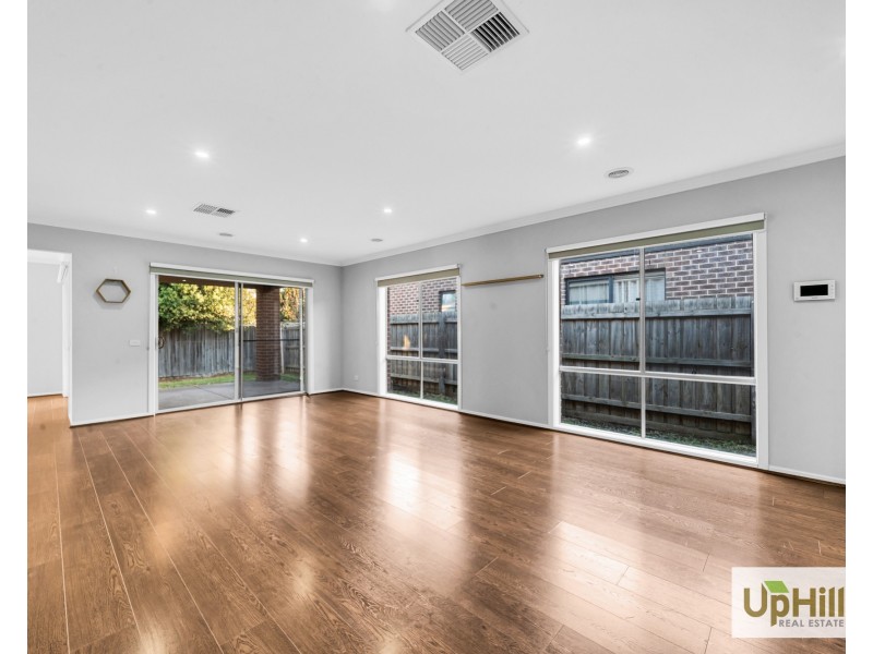 27 Lucinda Lane, Cranbourne North VIC 3977