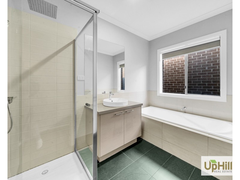 27 Lucinda Lane, Cranbourne North VIC 3977