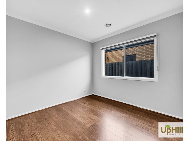 27 Lucinda Lane, Cranbourne North VIC 3977
