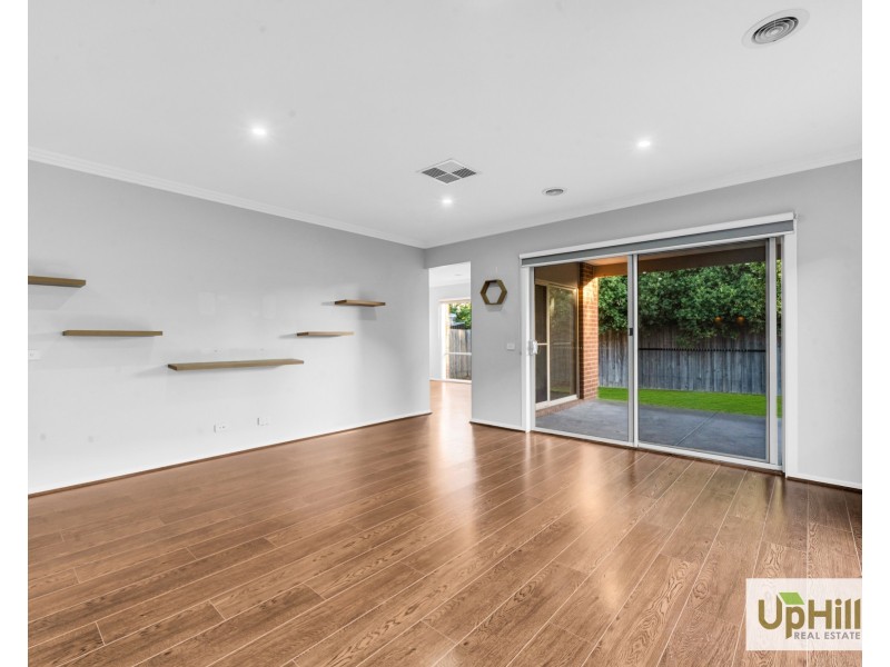 27 Lucinda Lane, Cranbourne North VIC 3977