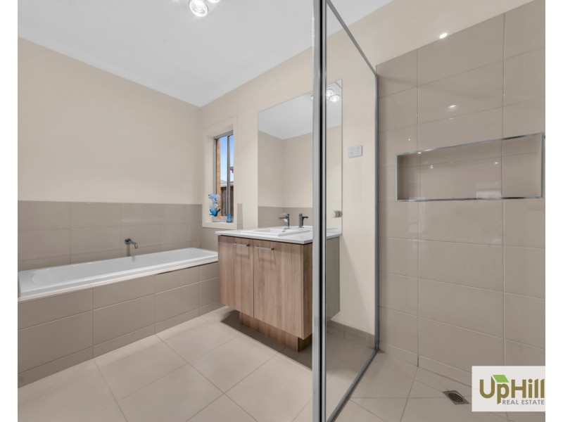 71 Moxham Drive, Clyde North VIC 3978