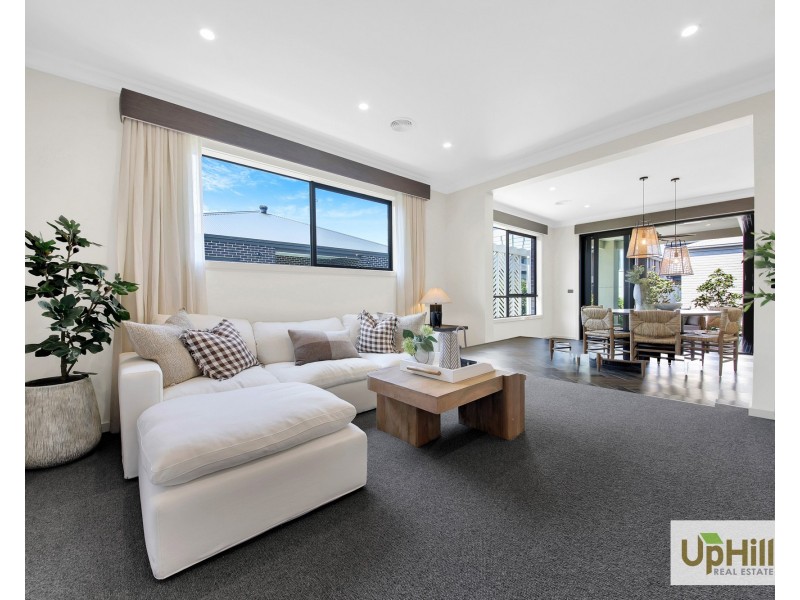 6 Babcock Street, Clyde North VIC 3978