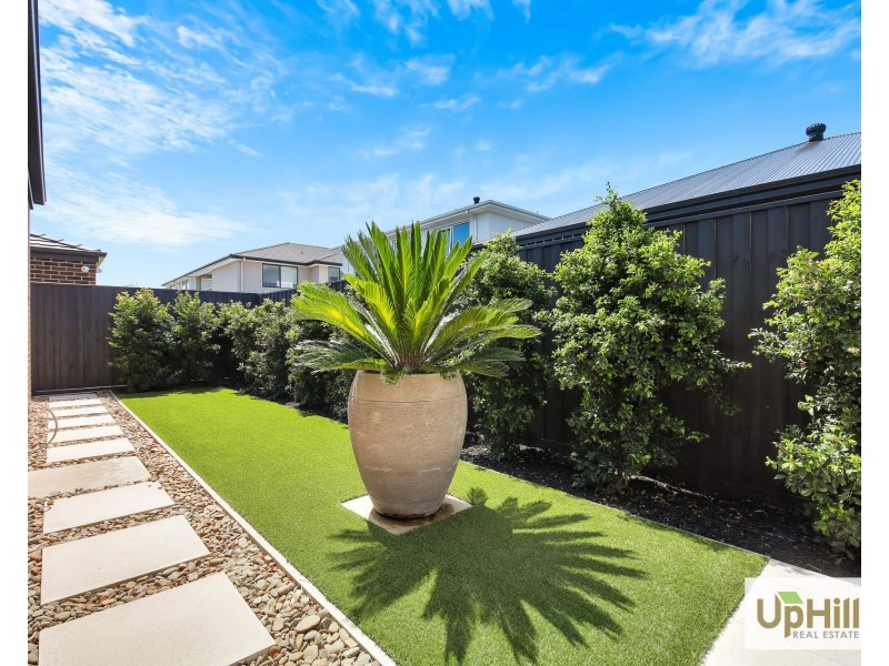 6 Babcock Street, Clyde North VIC 3978