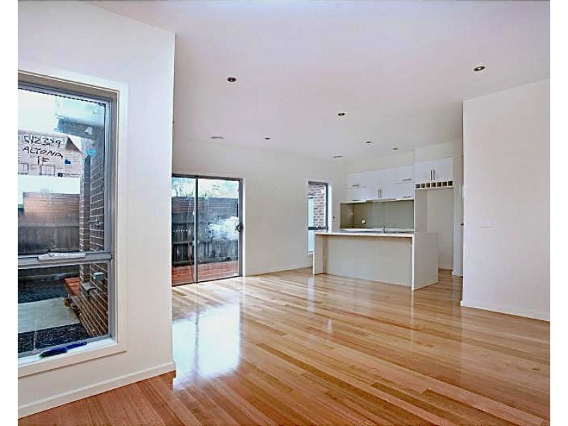 2/34 LINNET STREET, Altona VIC 3018